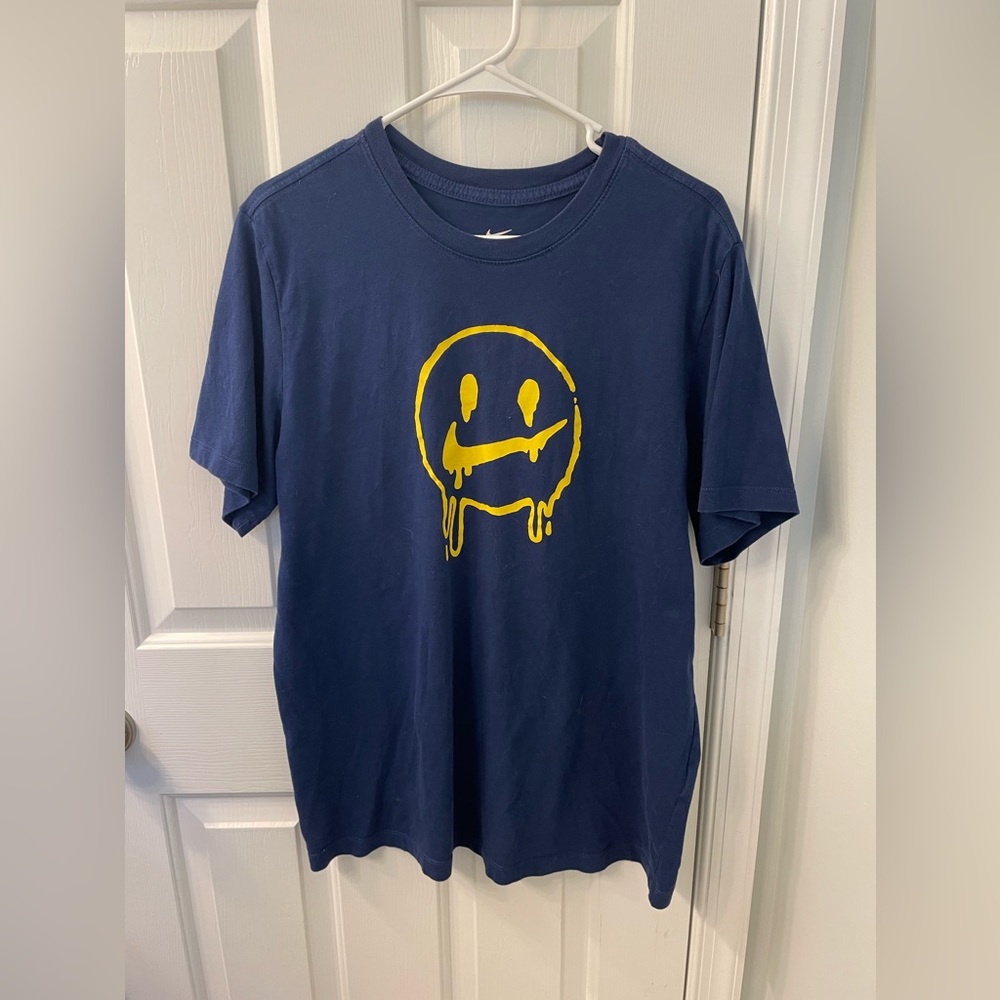 Nike smiley face have a Nike Day logo T-shirt mens large